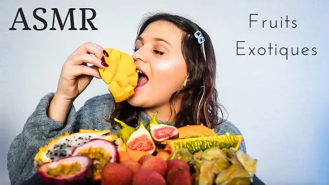 Une Personne Qui Mange Un Fruit